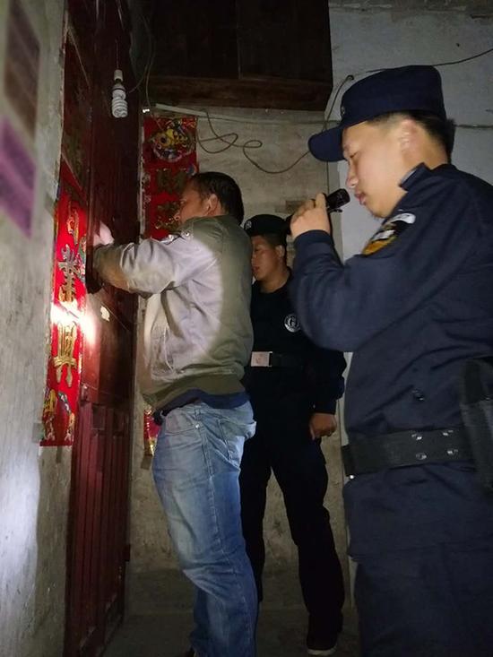 防城港粗心妈妈误将幼女锁家中 民警全城寻开锁师傅开门